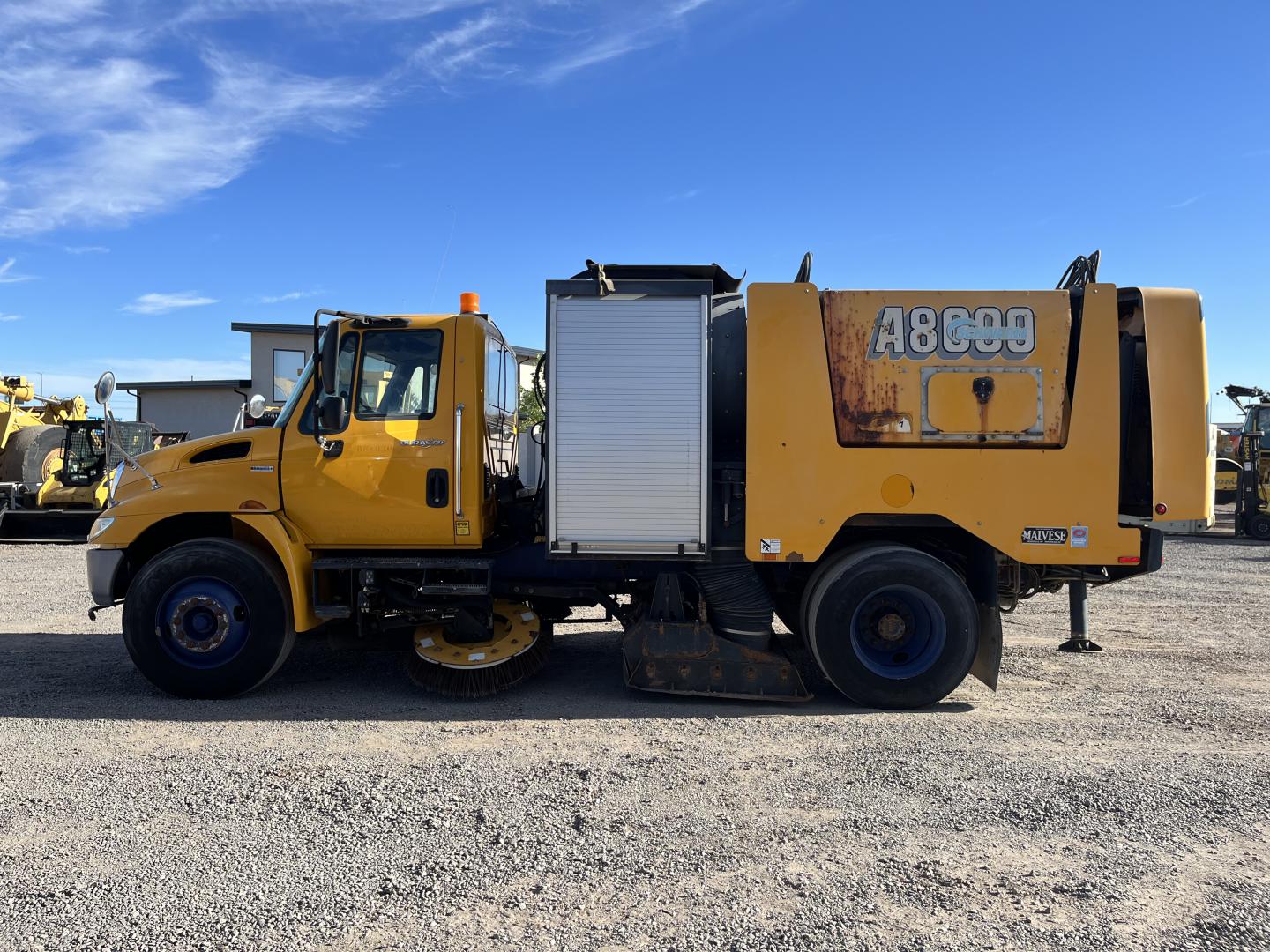 CAMION CON BARREDORA SCHWARZE A8000 